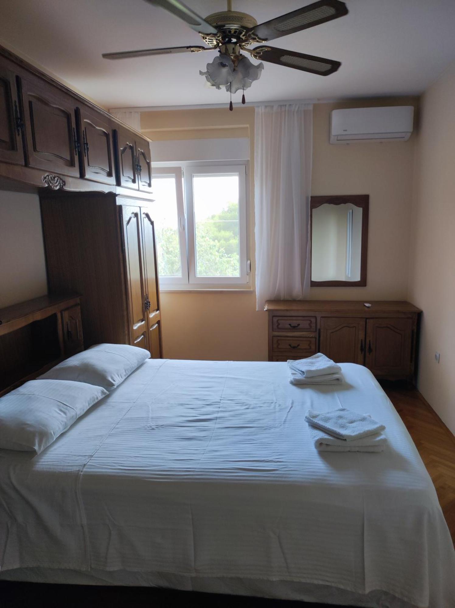 Apartment With 2 Balconies And Sea View โอมิช ห้อง รูปภาพ